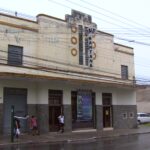 Cidade-polo da tecnologia preserva cinema de rua que resiste ao tempo