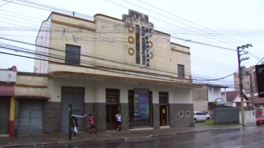 Cidade-polo da tecnologia preserva cinema de rua que resiste ao tempo
