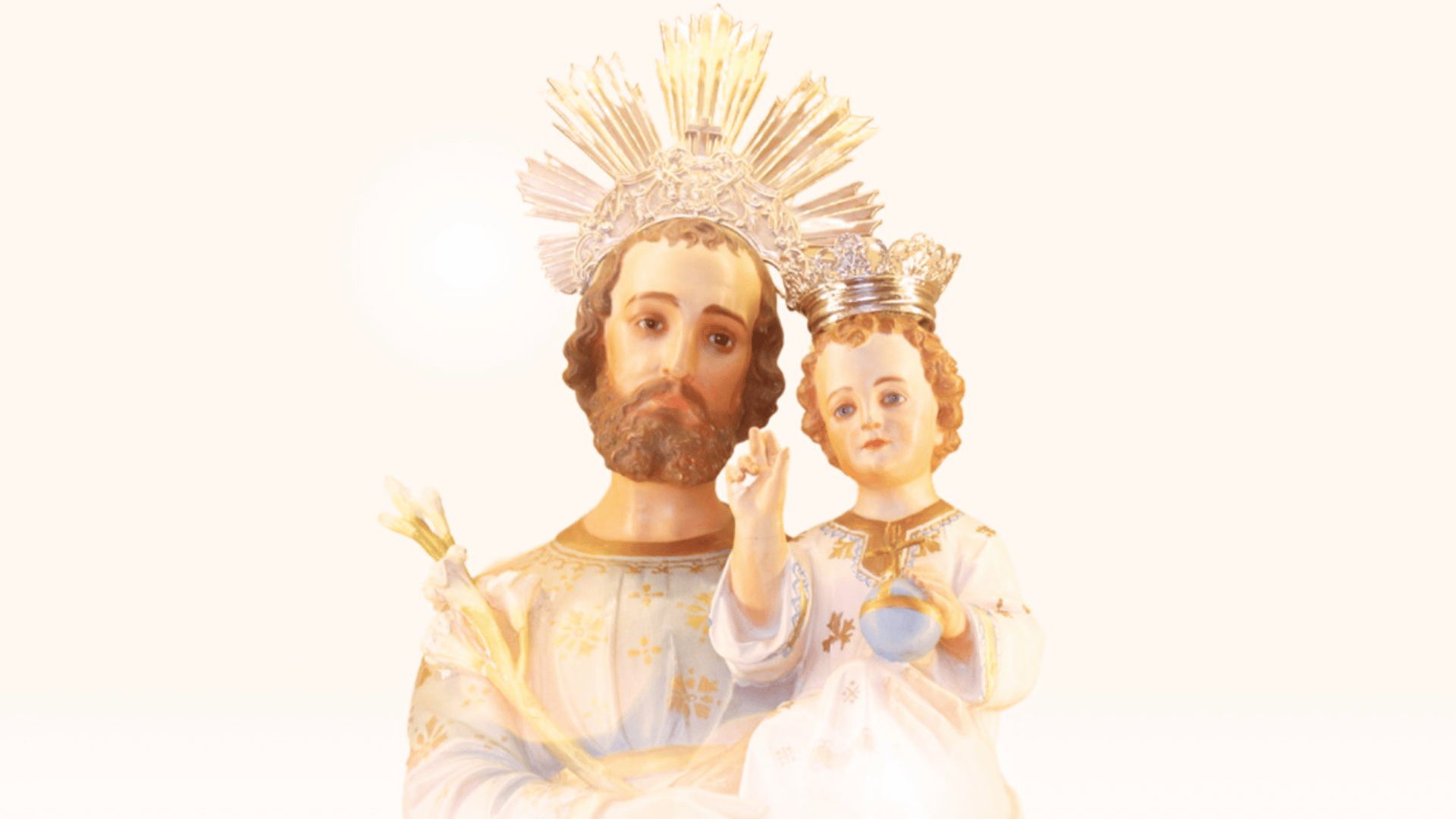 Imagem de São José coroado com o Menino Jesus também coroado, ambos com vestes claras, sendo o Menino em gesto de bênção.