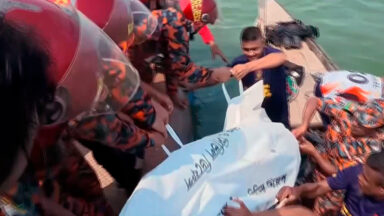 Mergulhadores buscam corpos após ônibus cair em rio de Bangladesh