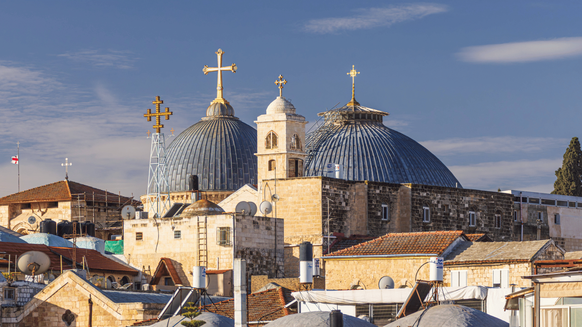 A imagem ilustra as cúpulas da Basílica do Santo Sepulcro, em Jerusalém.