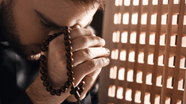 Confissão é passo decisivo para a conversão do coração, indica padre