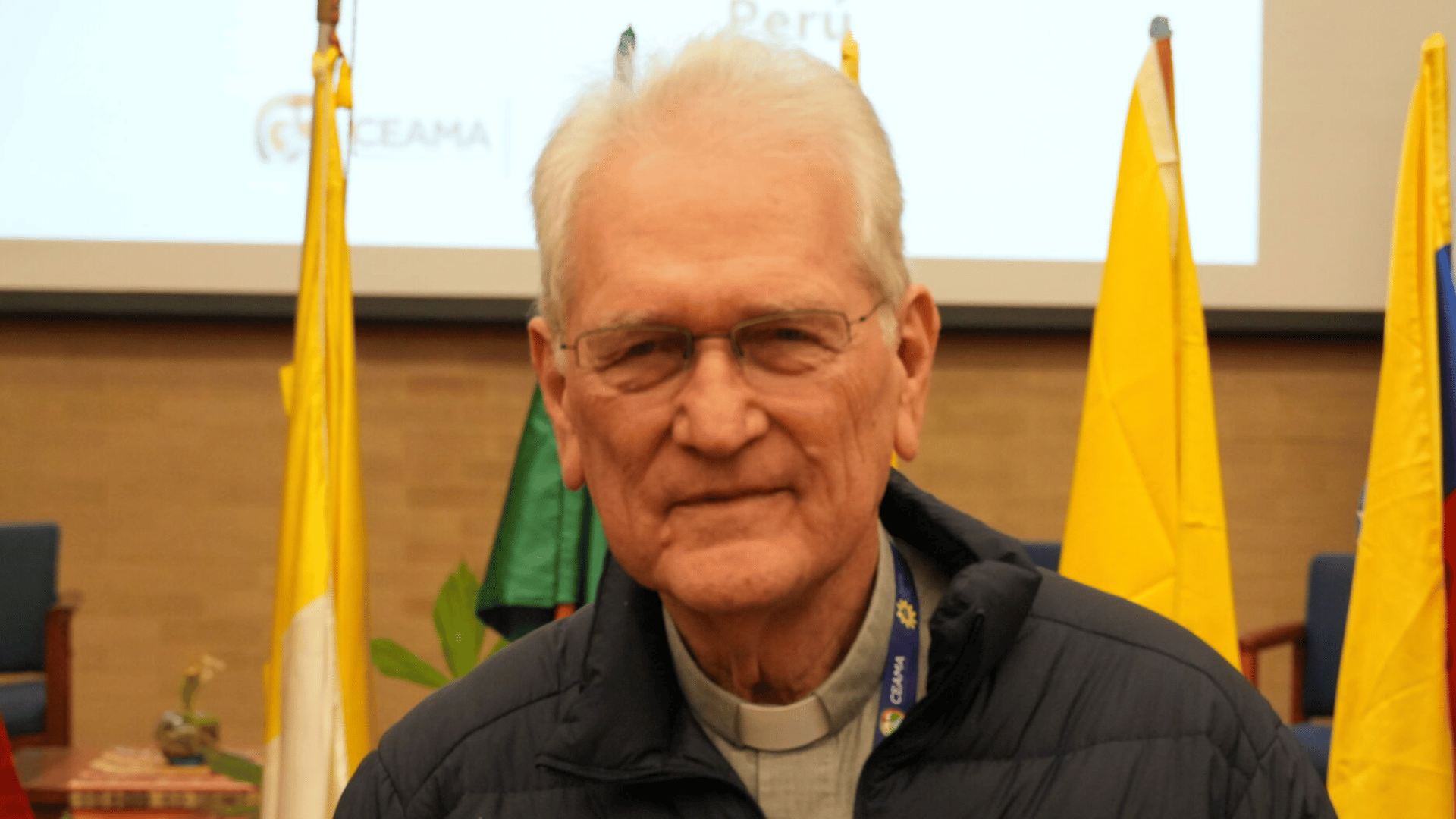 A imagem ilustra um bispo brasileiro, o Cardeal Leonardo Steiner, vestido com clérgima e jaqueta.