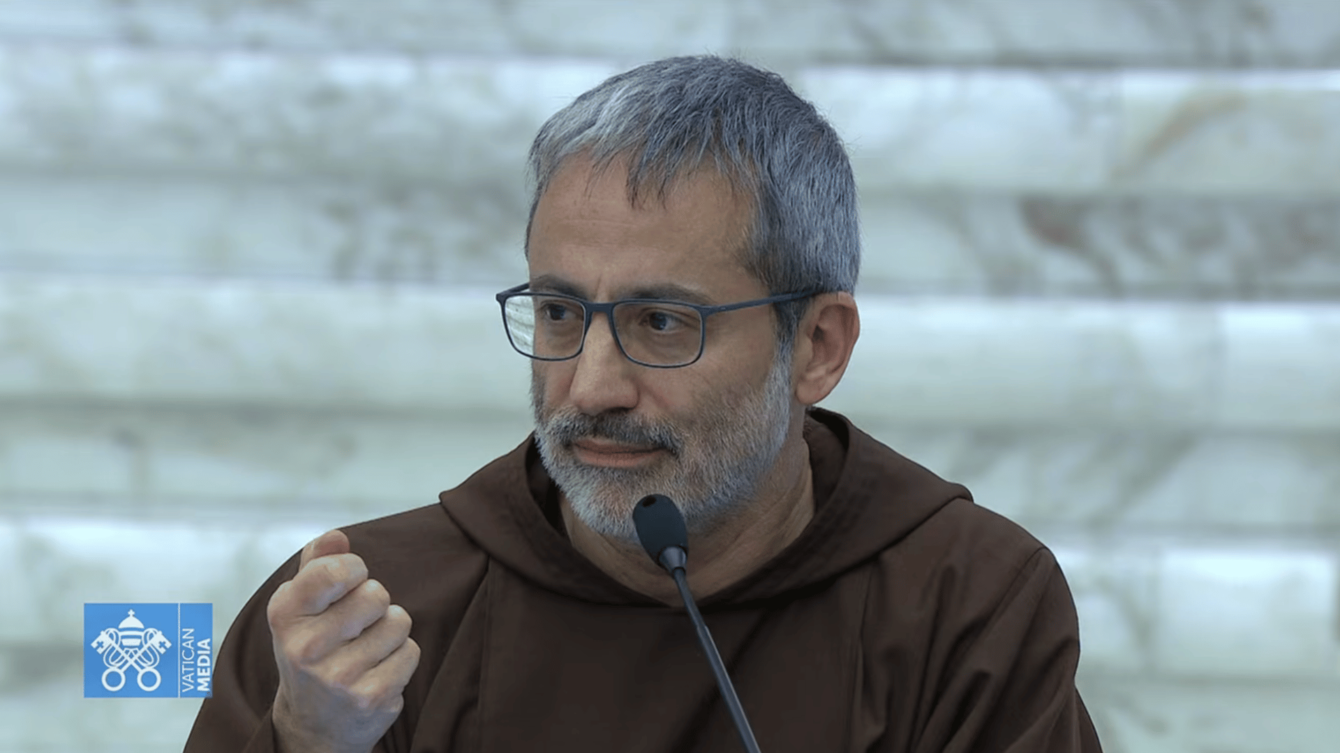 A imagem ilustra um frei franciscano, com o tradicional hábito marrom.