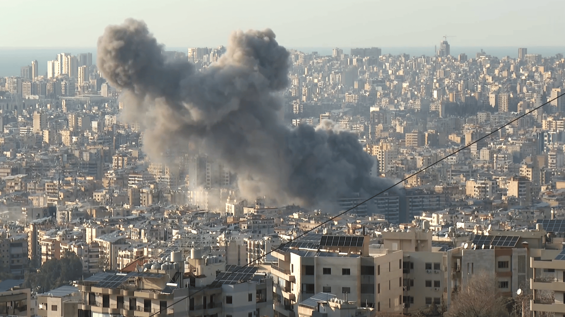 A imagem ilustra uma nuvem de fumaça negra sobre uma paisagem urbana.