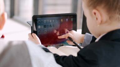 ECA Digital começa a valer com regras novas para crianças e jovens