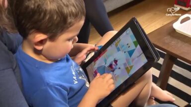 Excesso de telas na primeira infância pode prejudicar as crianças