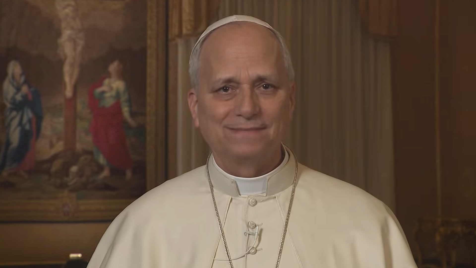 A imagem ilustra o Papa Leão XIV com suas habituais vestes pontifícias.