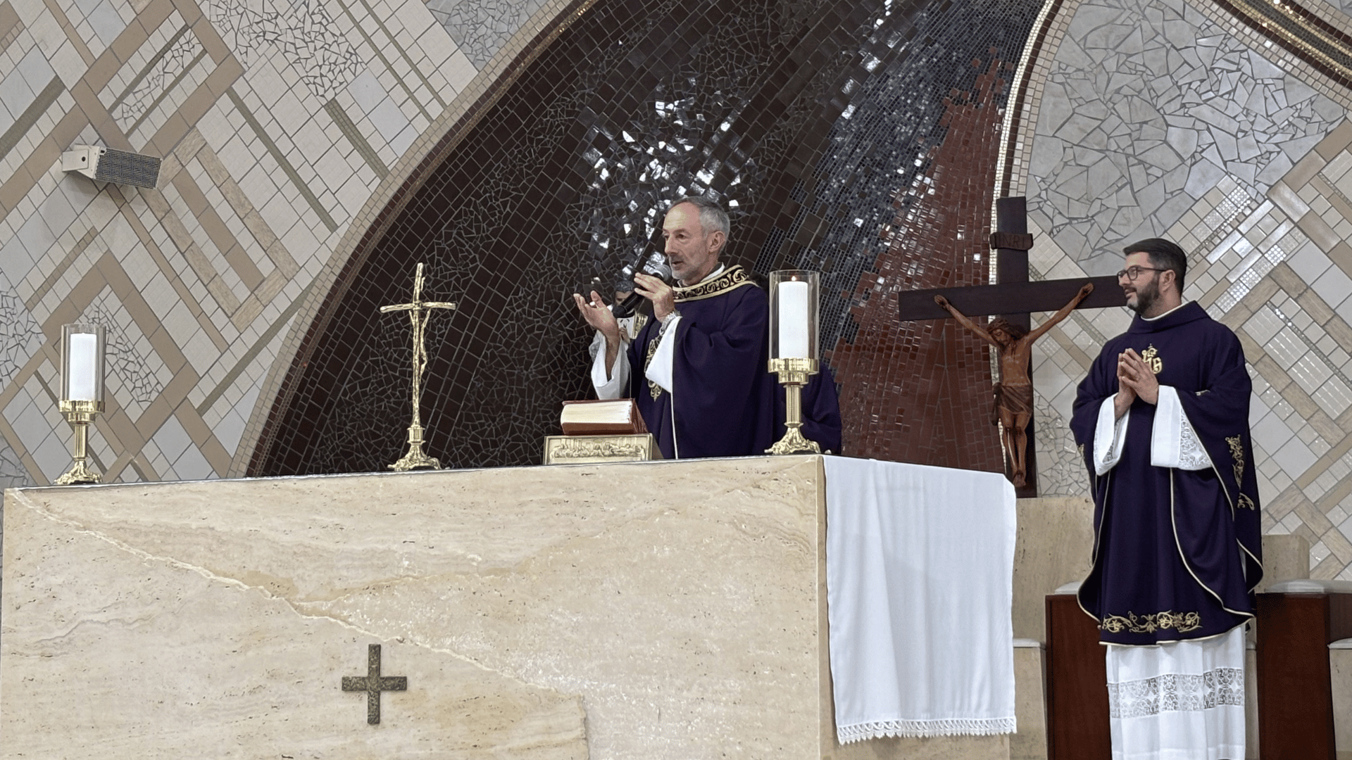 A imagem ilustra um padre com paramentos litúrgicos roxos presidindo a Missa.