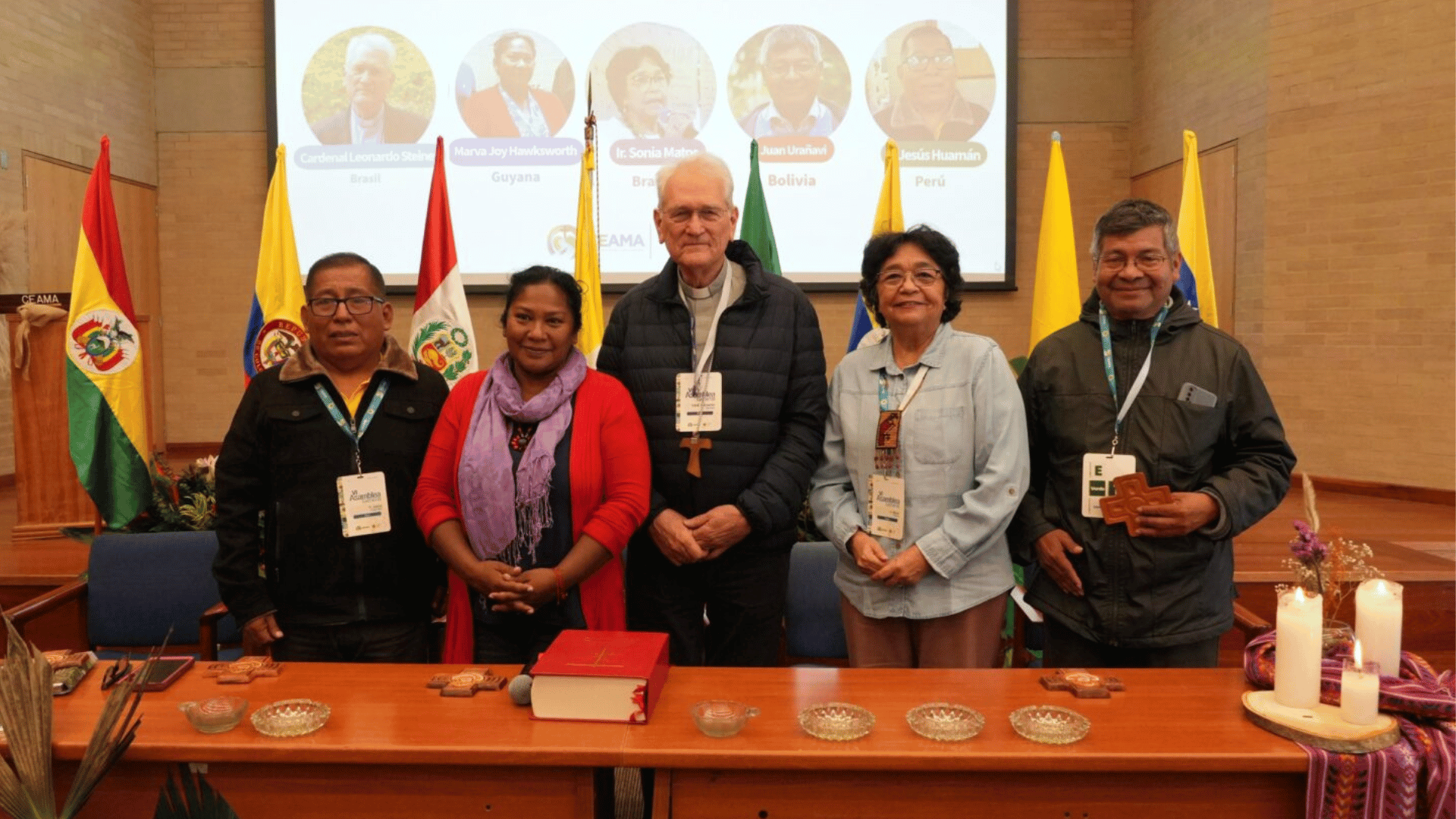 Nova presidênica do Ceama para 2026-2030 A imagem ilsutra um grupo composto por cinco pessoas, com duas mulheres e três homens, em pé e com bandeiras de países amazônicos ao fundo.