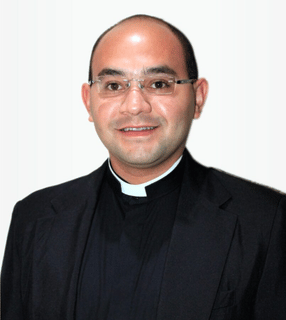 Retrato do padre Danilo Barbieri Costa, da Arquidiocese de Ribeirão Preto, vestindo traje clerical 
