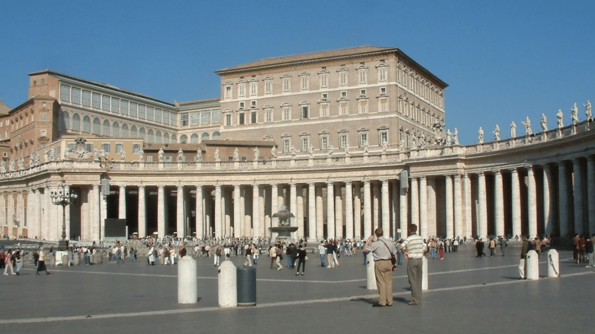 A imagem ilustra o Palácio Apostólico visto da Praça São Pedro, no Vaticano