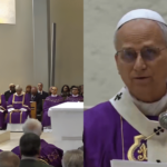 Papa em paróquia de Roma celebra missa com paramentos roxos da Quaresma e lê texto da homilia ao microfone diante de fiéis e membros do clero.