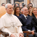 Papa sentado em cadeira durante audiência com convidados em salão do Vaticano