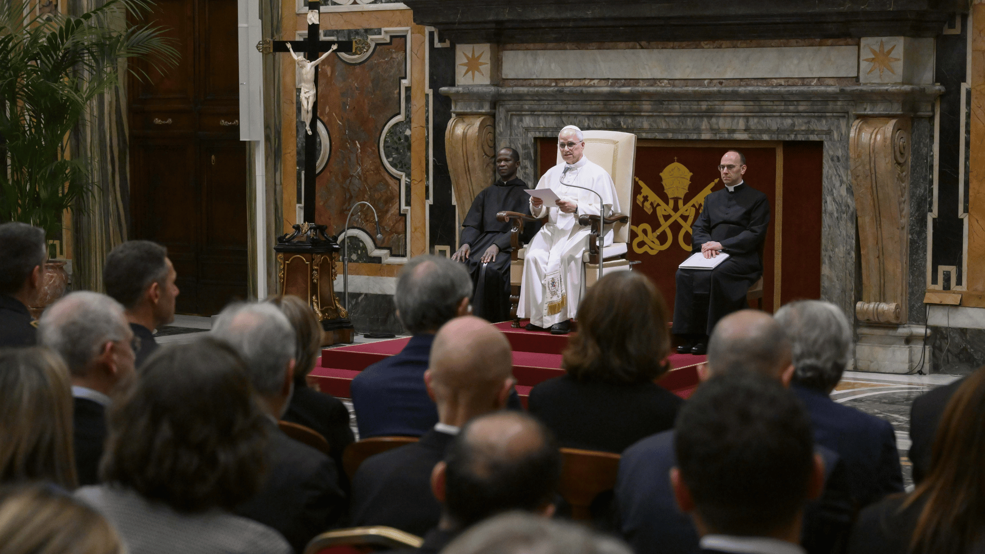 Papa Leão XIV sentado em uma cadeira durante audiência no Vaticano