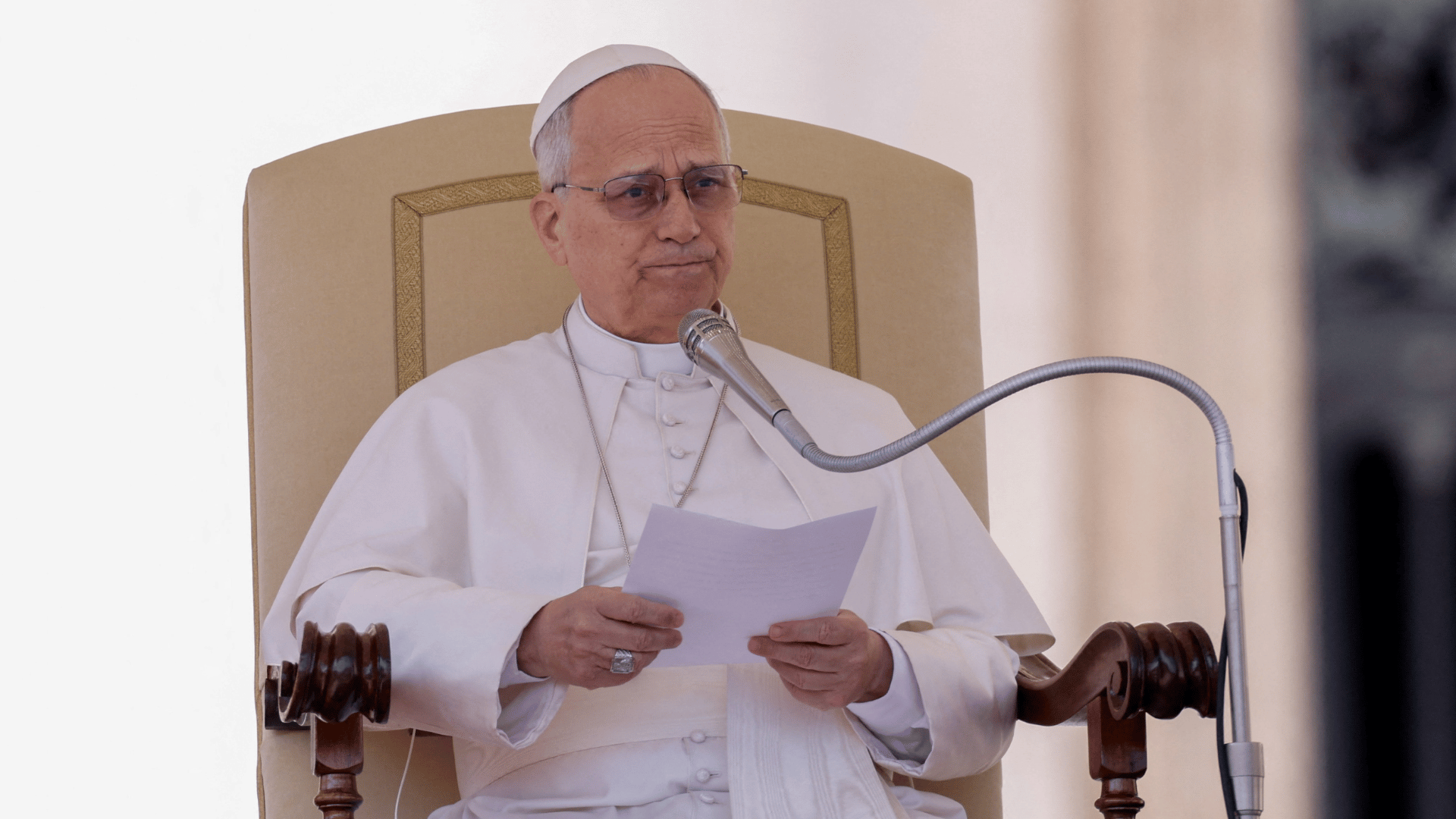Papa sentado em uma cadeira, durante Audiência Geral