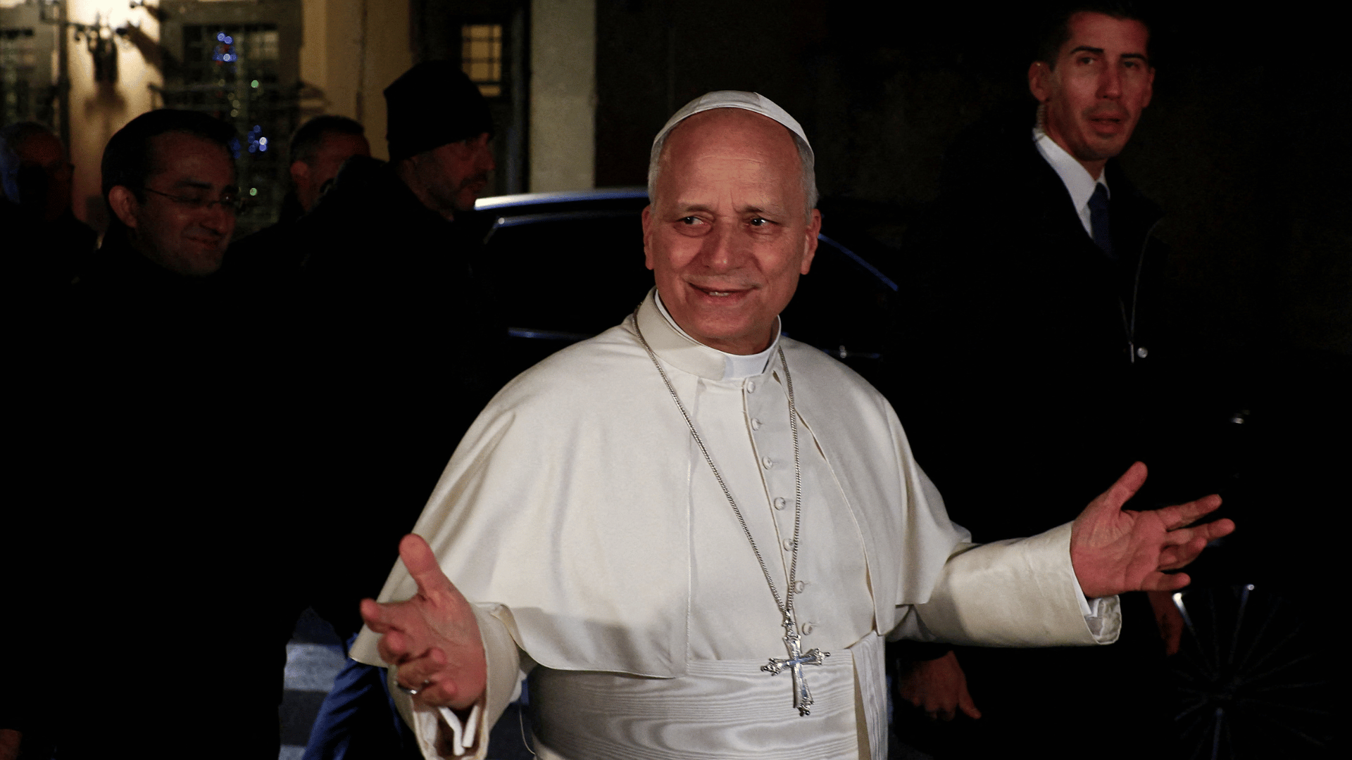 Papa vestido de branco sorri e abre os braços ao cumprimentar pessoas, na noite de terça-feira, 24, em Castel Gandolfo