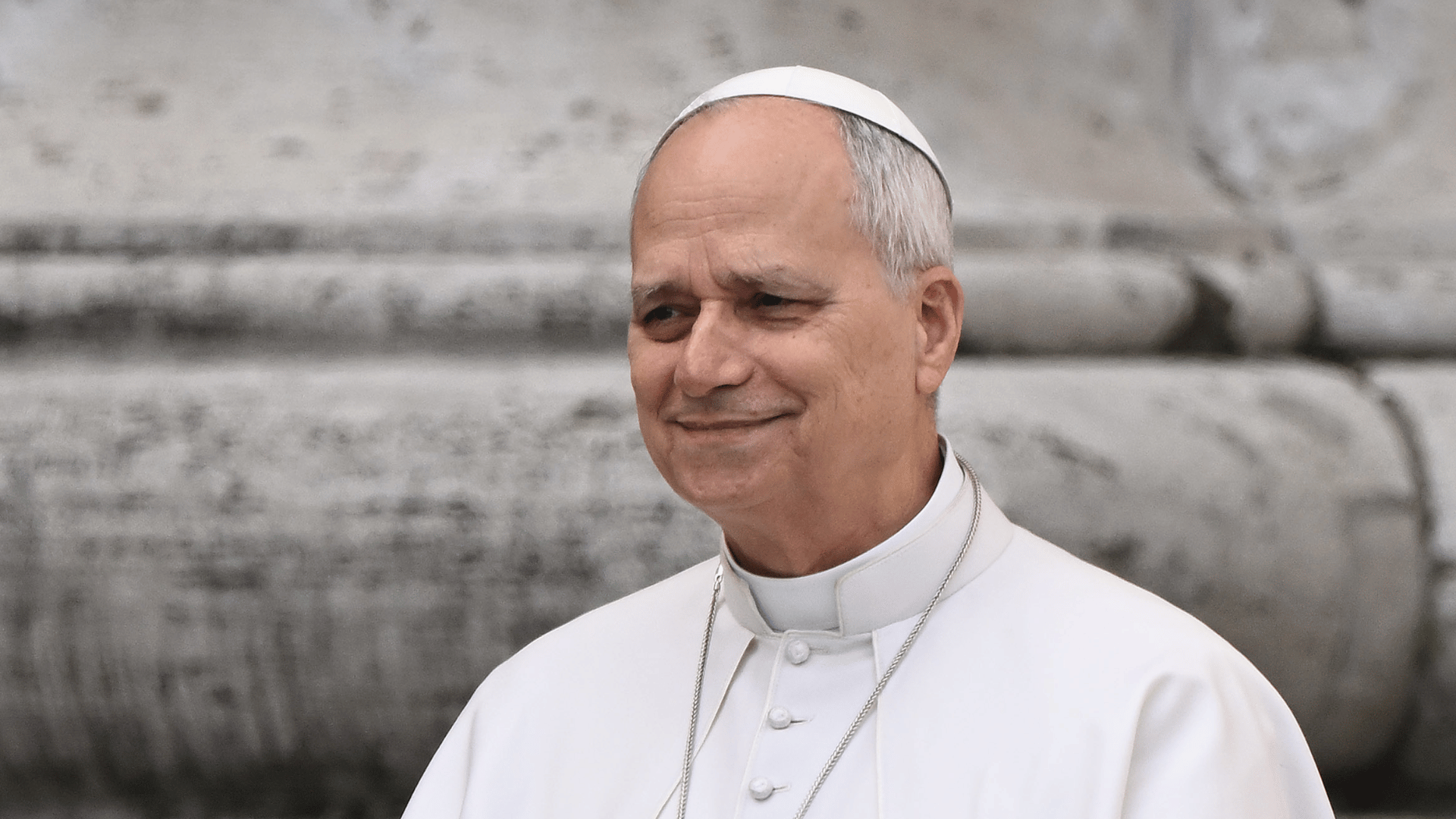 A imagem ilustra o Papa Leão XIV com suas habituais vestes pontifícias.