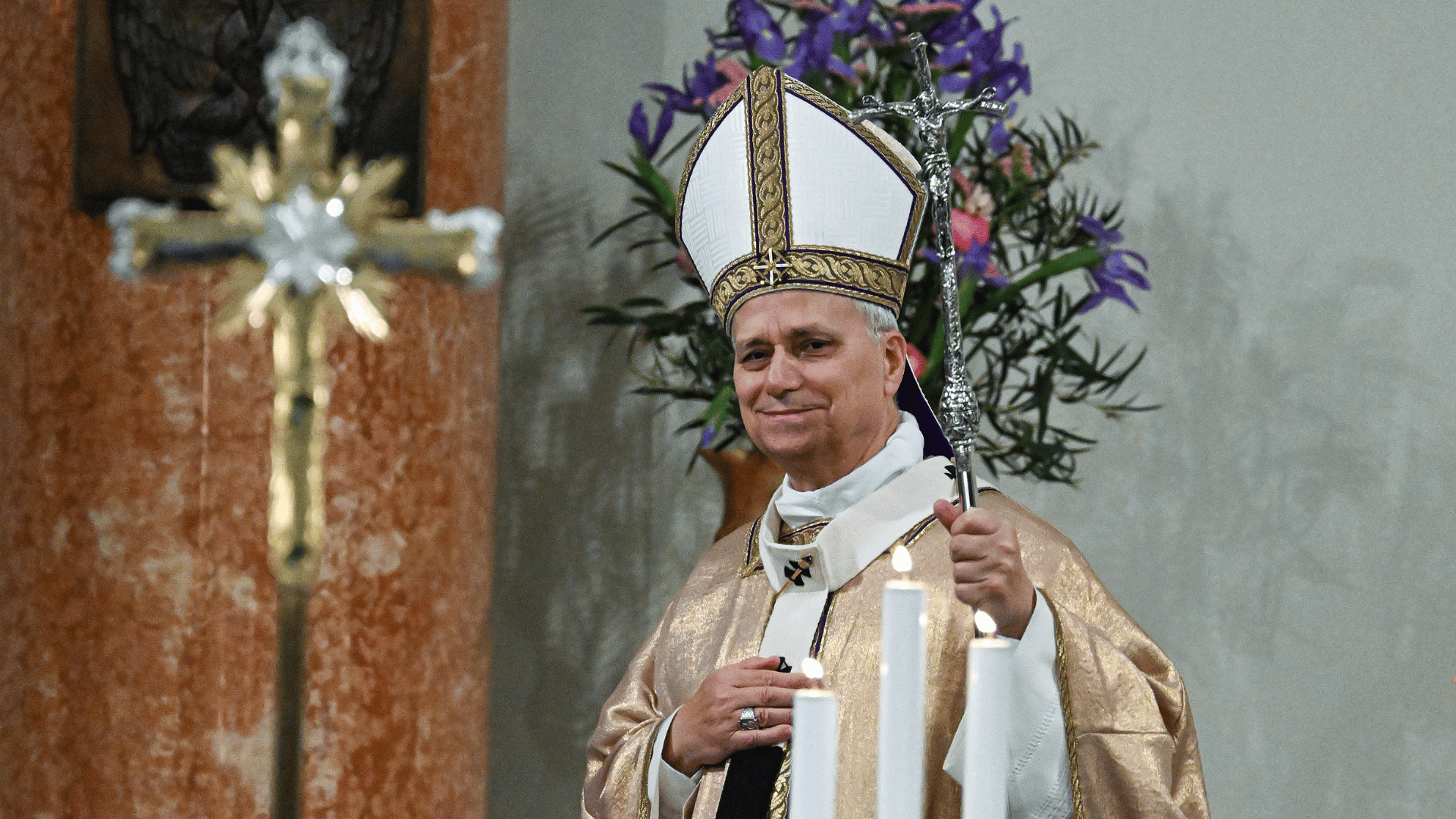 Papa Leão XIV com paramentos litúrgicos róseos durante a Missa