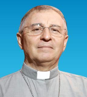 Dom Carlos Verzeletti usando clergyman.