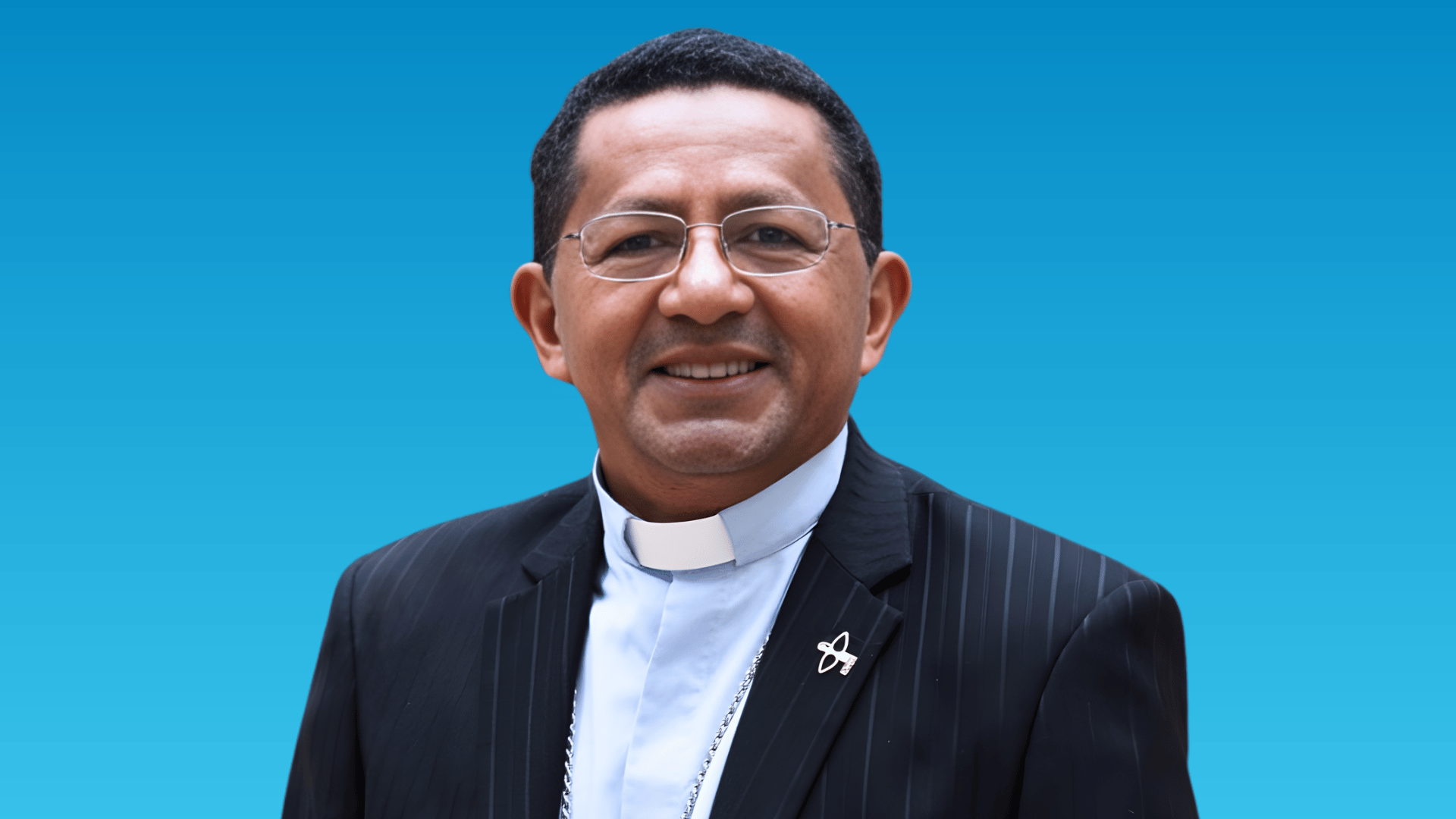 Dom Manoel de Oliveira sorridente, usando clergyman e terno escuro