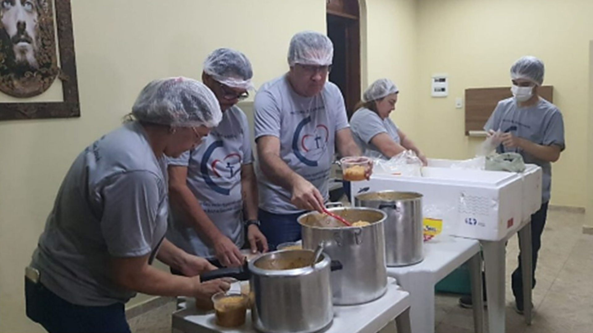 A iamgem ilustra um grupo de pessoas pegando comida em panelas para montar marmitas para doação.
