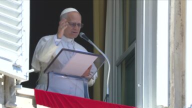 Oração Regina Caeli é conduzida pelo Papa Leão XIV no Vaticano