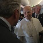 Papa conversa com jornalistas durante viagem para Argélia