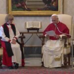 Papa se encontra com a líder da Igreja Anglicana, Sarah Mullally