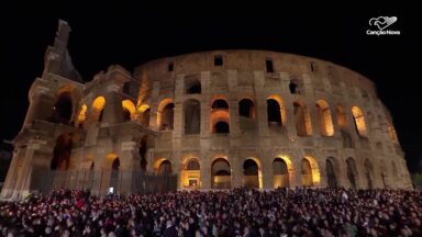 Mais de 20 mil pessoas acompanham a Via-Sacra em Roma