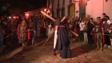 Em Tiradentes, fiéis revivem antecipadamente a Paixão de Cristo