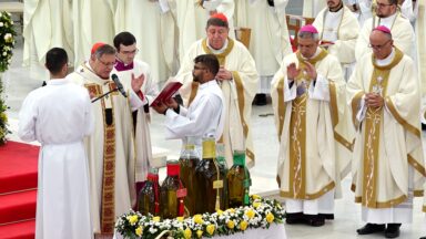 Fiéis se reúnem em todo o Brasil para celebração da Missa do Crisma