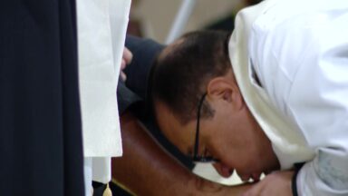 Rito de lava-pés inspira gestos de humildade e serviço