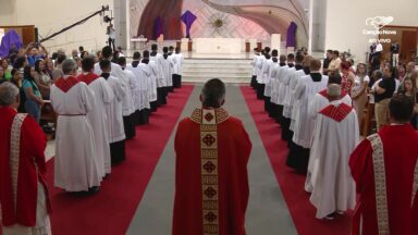 Silêncio e reflexão sobre a cruz marcam a Paixão no Pai das Misericórdias