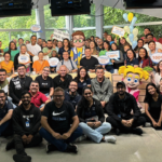 Missionários e colaboradores da Canção Nova reunidos no estúdio do Sorrindo pra Vida, com cartazes celebrando o 100% do Projeto Dai-me Almas.