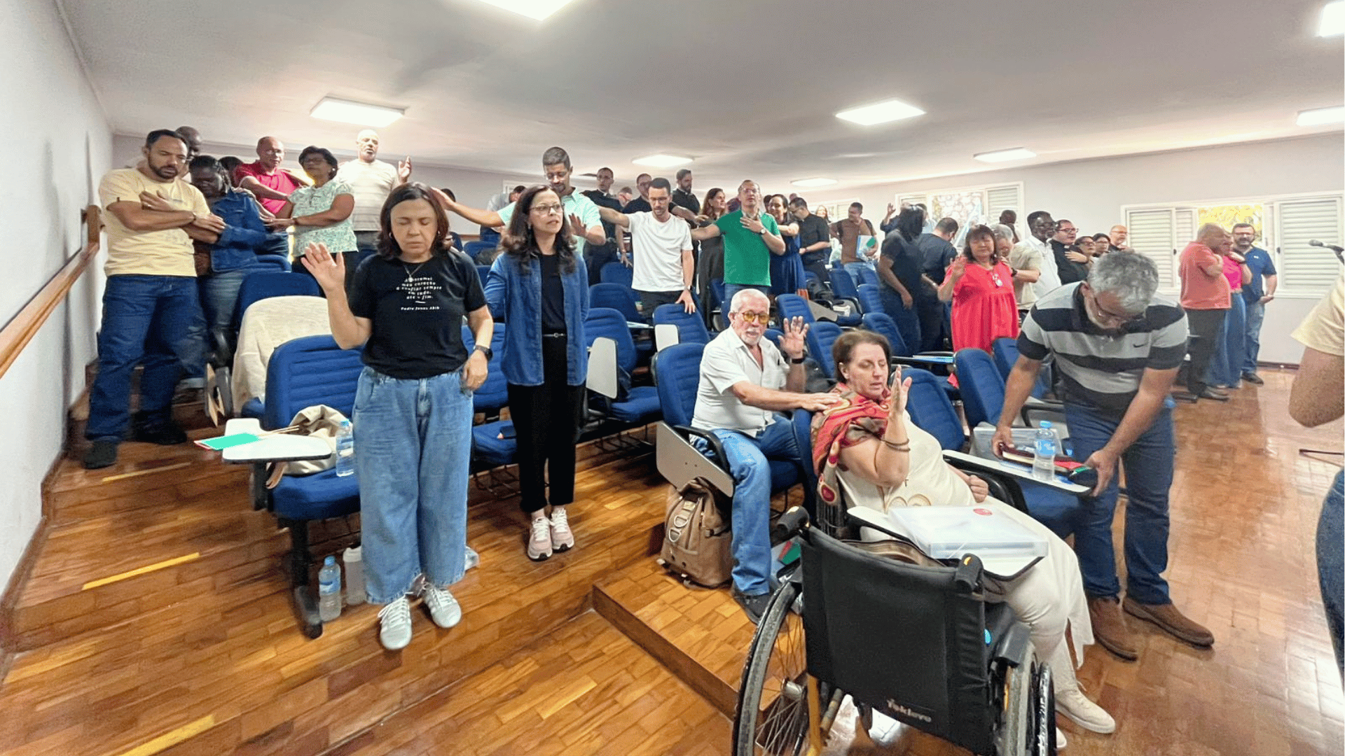 Missionários da Canção Nova reunidos em momento de oração antes do início das atividades da Assembleia Geral da comunidade.