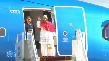Papa Leão XIV chega a Camarões para visita de três dias