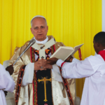 Deus dá coragem para enfrentar o mal e construir o bem, diz Papa