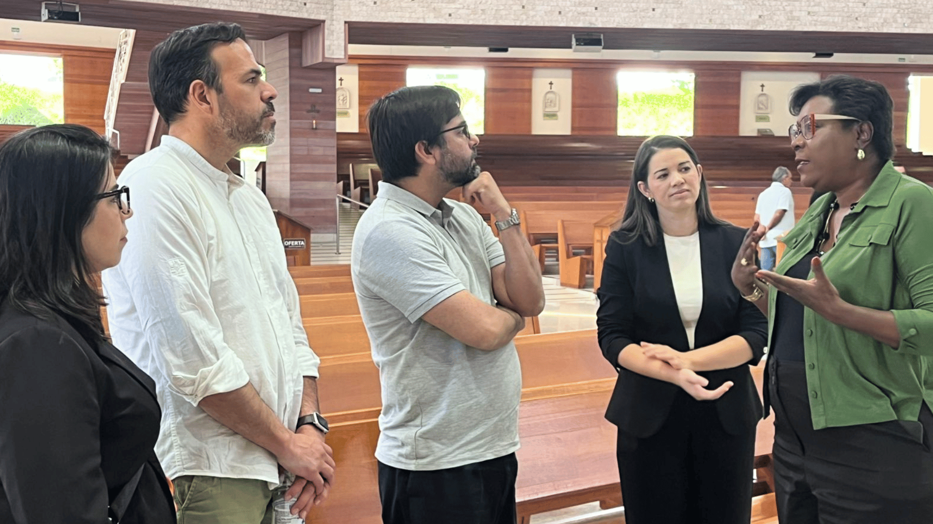 Missionárias da Canção Nova contam história da comunidade aos visitantes da ACN.