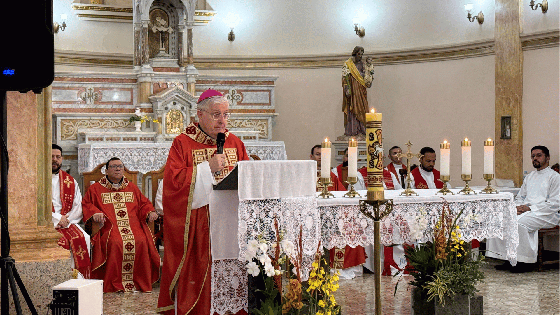 Dom Giambattista Diquattro celebra Santa Missa e faz homilia diante do altar, acompanhado por sacerdotes e diáconos da Canção Nova.