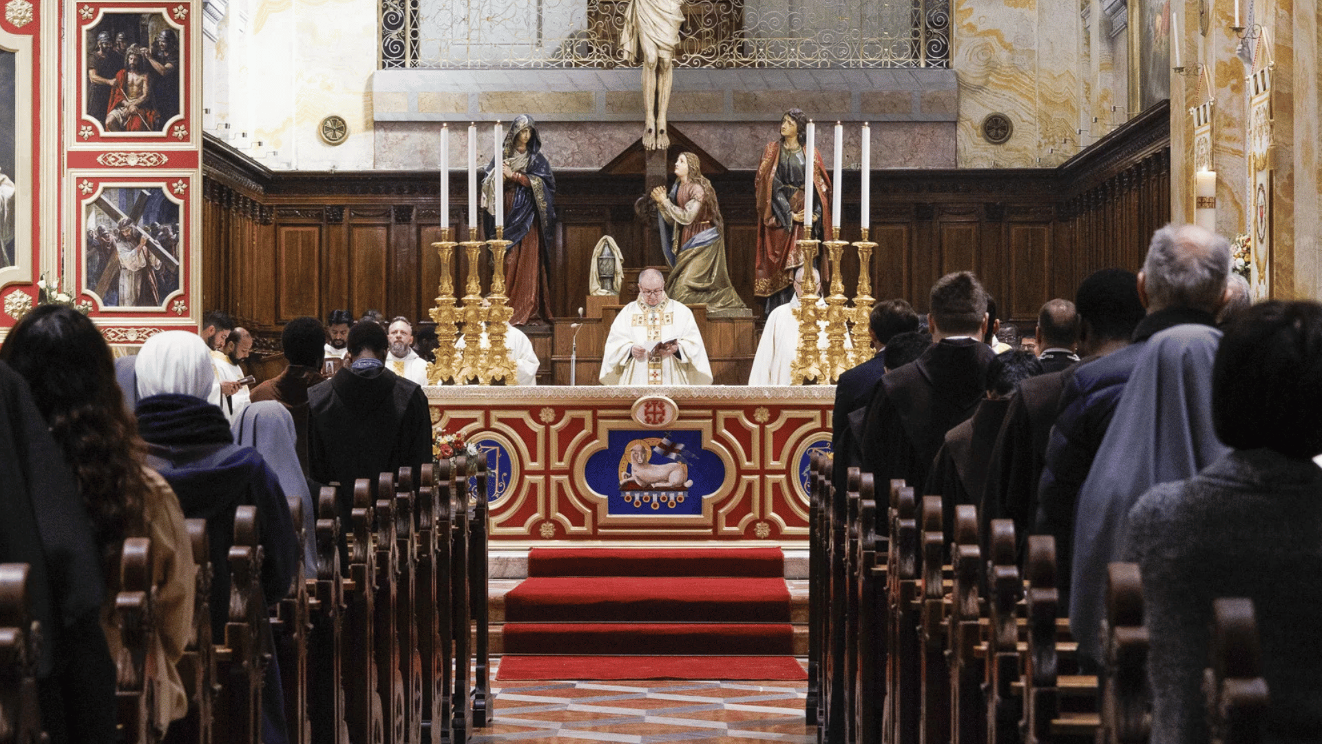 A imagem ilustra uma Missa, com o altar e o padre celebrante ao centro e fileiras de bancos com fiéis acompanhando a liturgia.