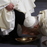 Papa: o exemplo dado por Jesus só pode ser imitado por amor