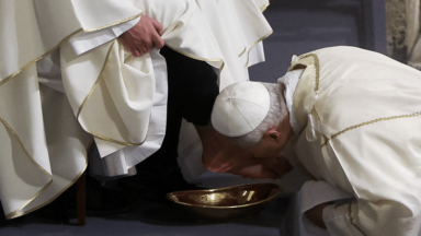 Papa: o exemplo dado por Jesus só pode ser imitado por amor