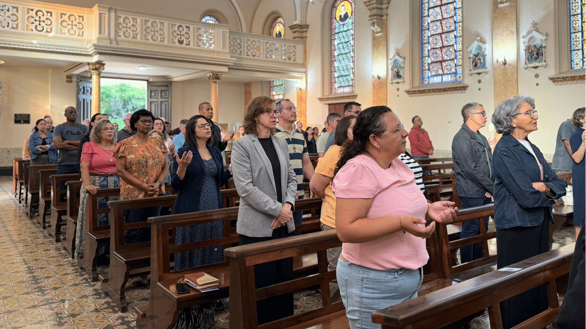 Missionários da Comunidade Canção Nova participam da Santa Missa em Lavrinhas (SP).