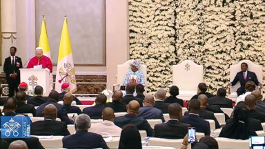 Papa a autoridades: manter-se livre da riqueza injusta e ilusão do domínio