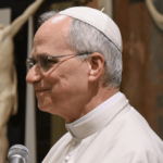 Papa Leão XIV fala ao microfone durante audiência no Vaticano