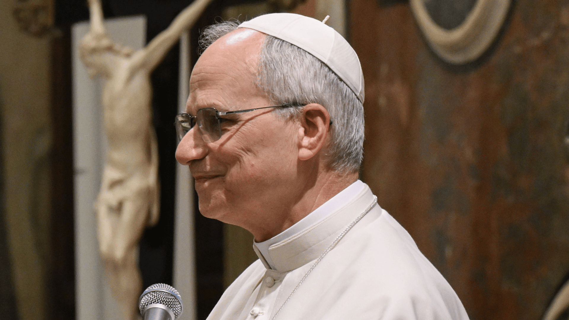 Papa Leão XIV fala ao microfone durante audiência no Vaticano