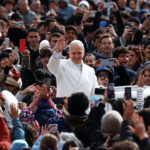 Papa: missão dos leigos não se limita à Igreja, mas se estende ao mundo