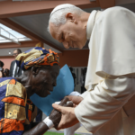 Papa frisa sabedoria das pessoas idosas em centro de acolhimento
