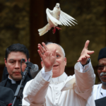 Com gesto simbólico, Papa reforça dom da paz e reconciliação